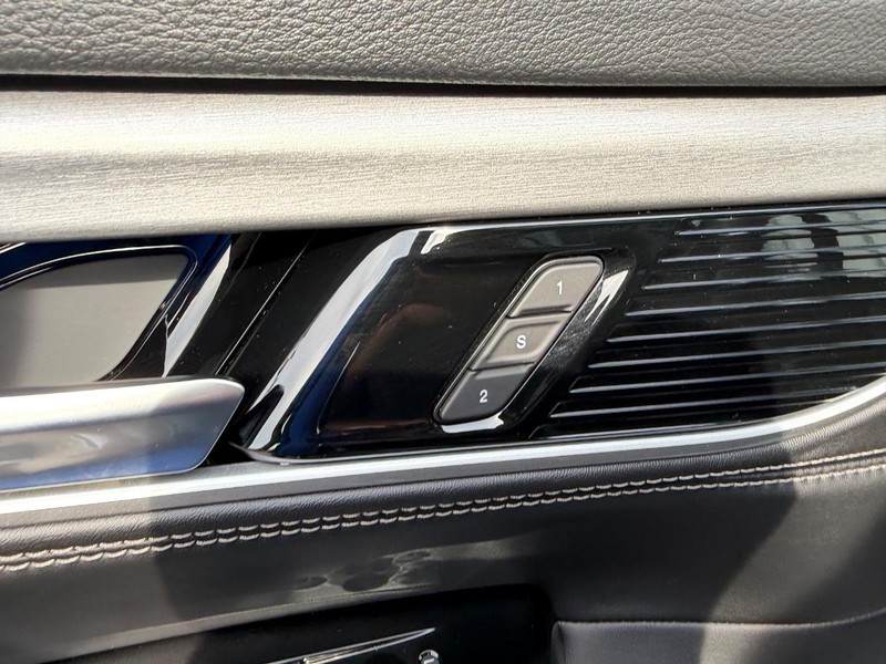 Jeep Grand Wagoneer Vehicle Full-screen Gallery Image 23