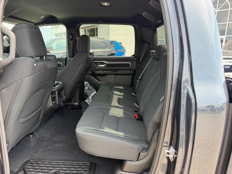 Ram 1500 Vehicle Full-screen Gallery Image 8