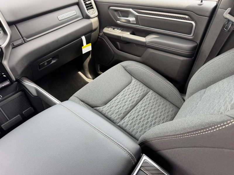 Ram 1500 Vehicle Full-screen Gallery Image 17