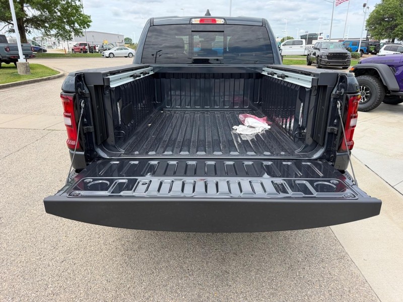 Ram 1500 Vehicle Full-screen Gallery Image 6