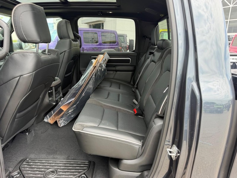 Ram 1500 Vehicle Full-screen Gallery Image 8