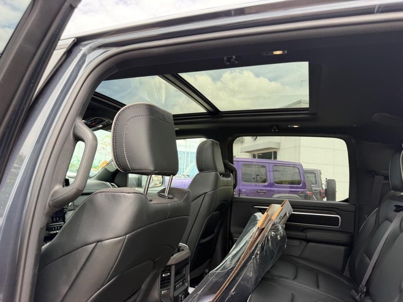 Ram 1500 Vehicle Full-screen Gallery Image 9