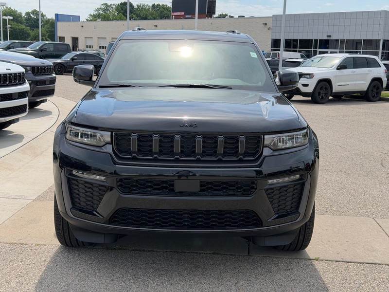 Jeep Grand Cherokee L Vehicle Full-screen Gallery Image 2