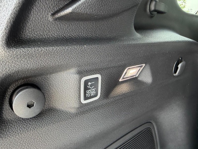 Jeep Grand Cherokee L Vehicle Full-screen Gallery Image 7