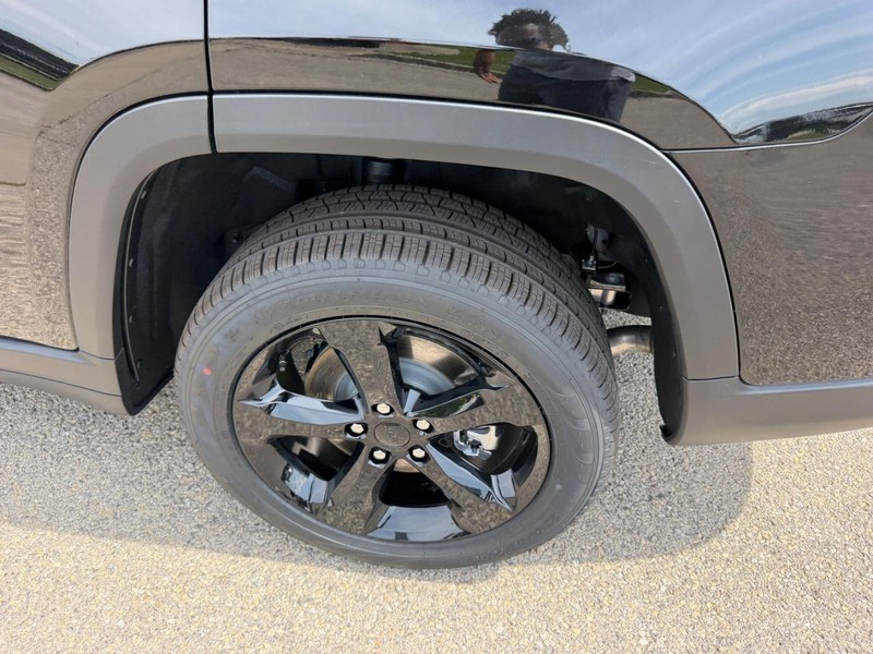 Jeep Grand Cherokee L Vehicle Full-screen Gallery Image 8
