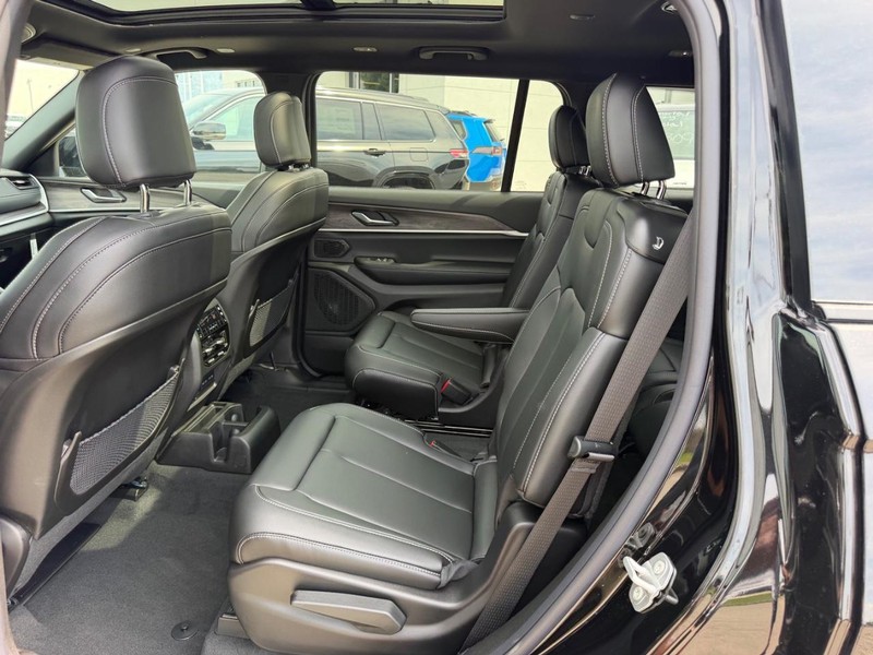 Jeep Grand Cherokee L Vehicle Full-screen Gallery Image 10