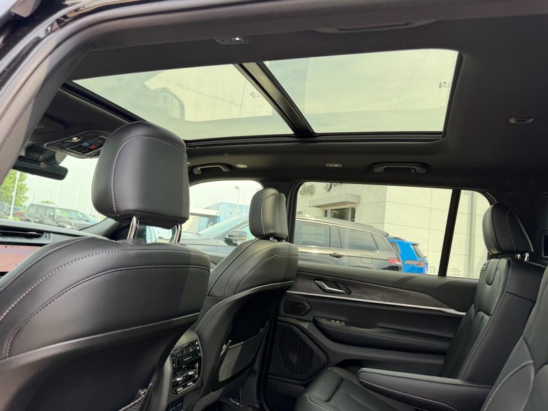 Jeep Grand Cherokee L Vehicle Full-screen Gallery Image 11