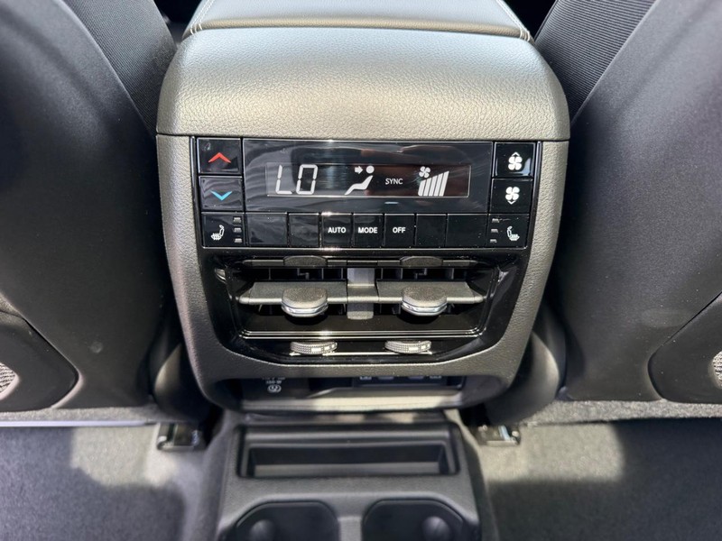 Jeep Grand Cherokee L Vehicle Full-screen Gallery Image 12