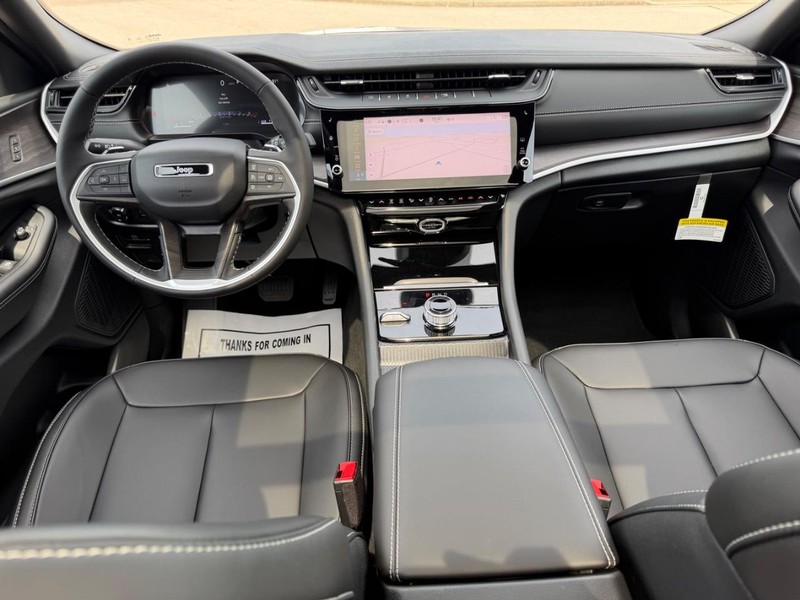 Jeep Grand Cherokee L Vehicle Full-screen Gallery Image 13