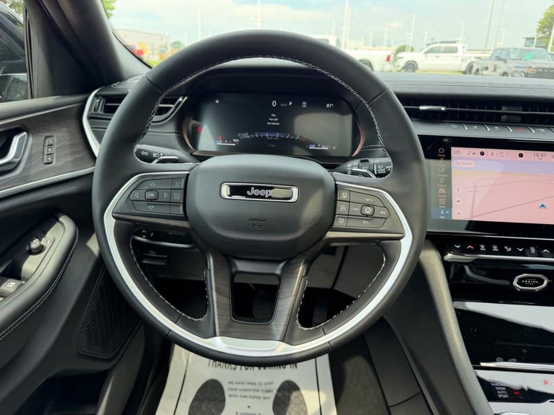 Jeep Grand Cherokee L Vehicle Full-screen Gallery Image 14