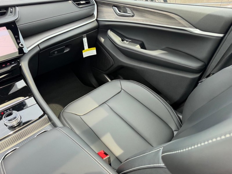 Jeep Grand Cherokee L Vehicle Full-screen Gallery Image 20