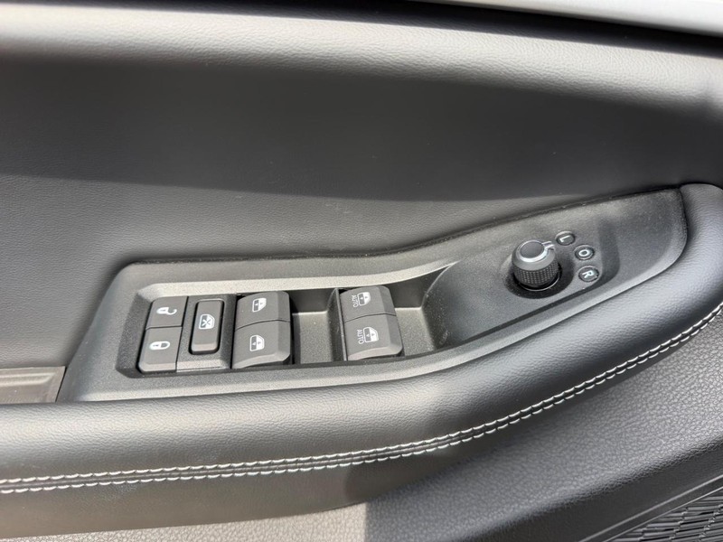 Jeep Grand Cherokee L Vehicle Full-screen Gallery Image 21