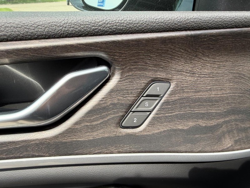 Jeep Grand Cherokee L Vehicle Full-screen Gallery Image 22