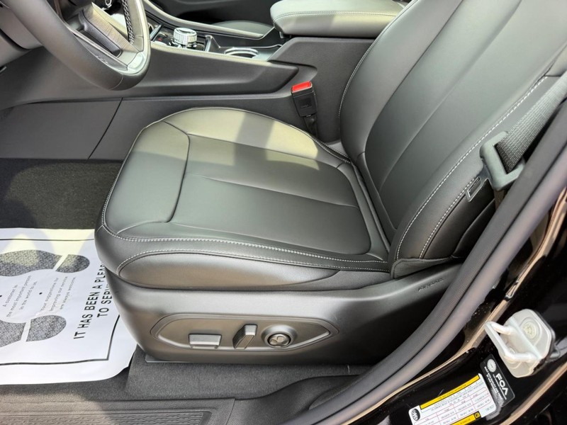 Jeep Grand Cherokee L Vehicle Full-screen Gallery Image 23