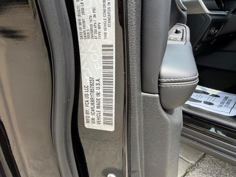 Jeep Grand Cherokee L Vehicle Full-screen Gallery Image 26