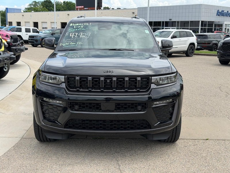 Jeep Grand Cherokee L Vehicle Full-screen Gallery Image 2