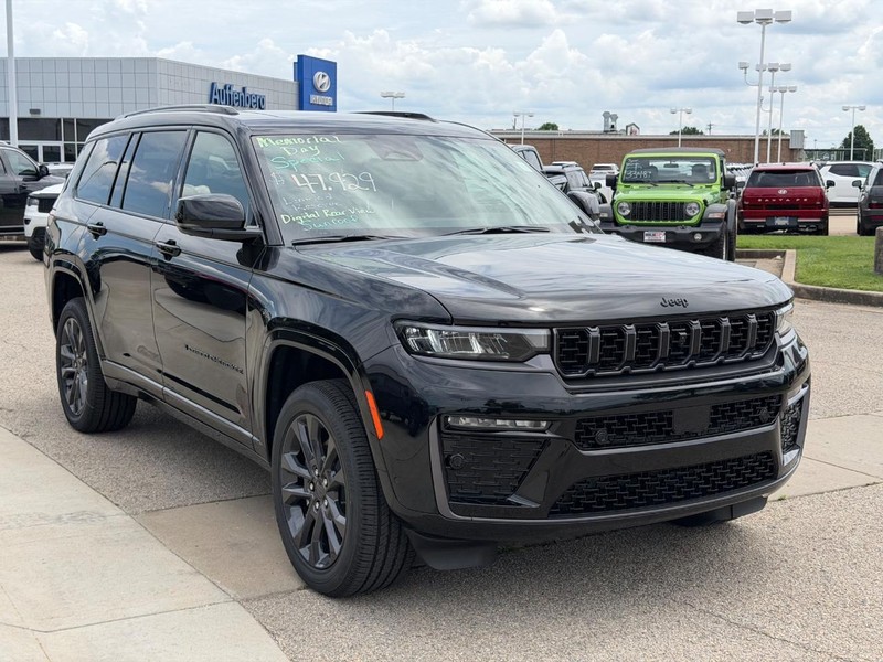 Jeep Grand Cherokee L Vehicle Full-screen Gallery Image 3