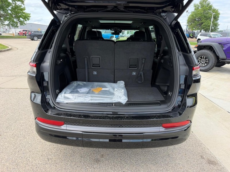 Jeep Grand Cherokee L Vehicle Full-screen Gallery Image 6