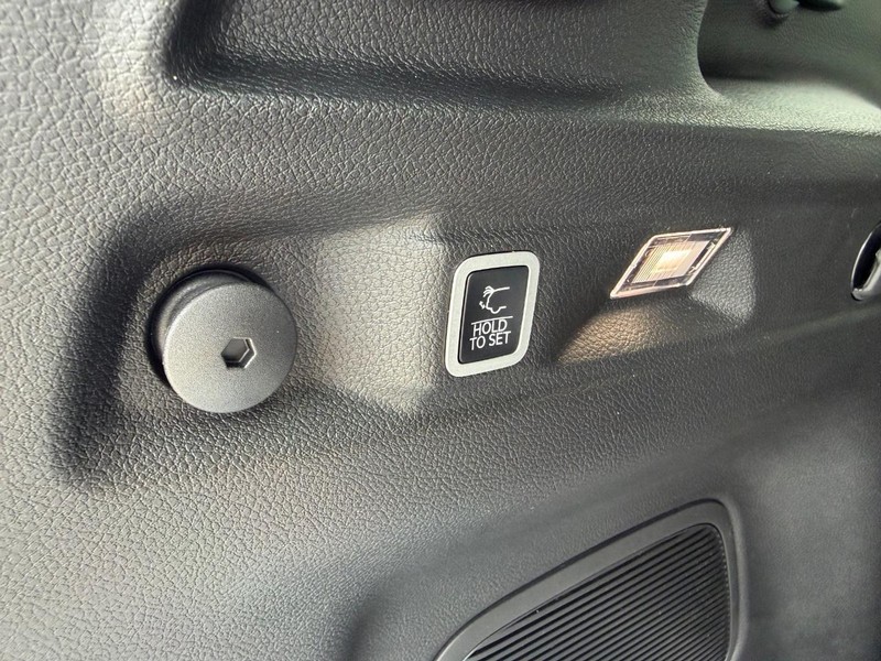 Jeep Grand Cherokee L Vehicle Full-screen Gallery Image 7