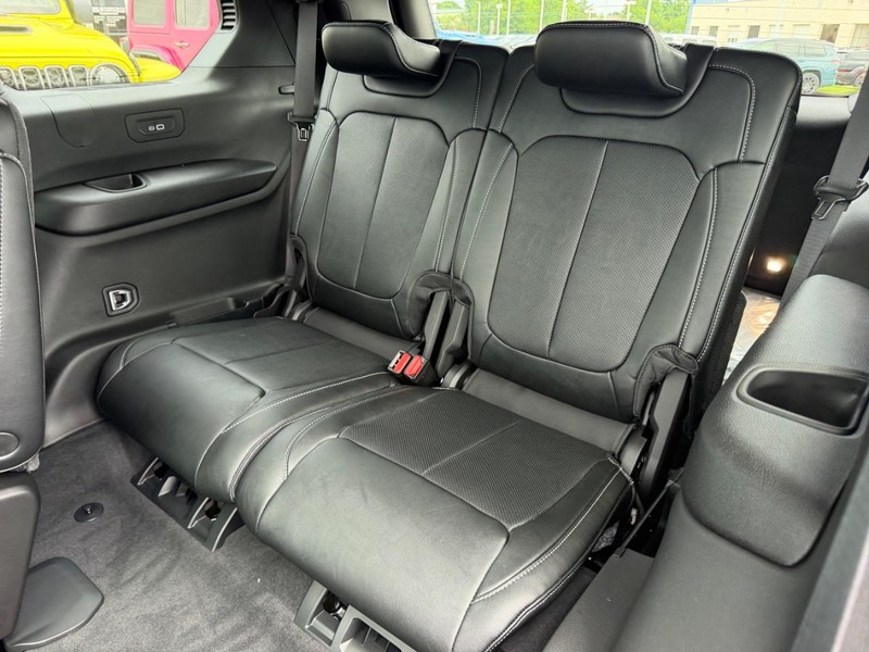 Jeep Grand Cherokee L Vehicle Full-screen Gallery Image 9