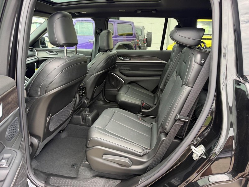 Jeep Grand Cherokee L Vehicle Full-screen Gallery Image 10
