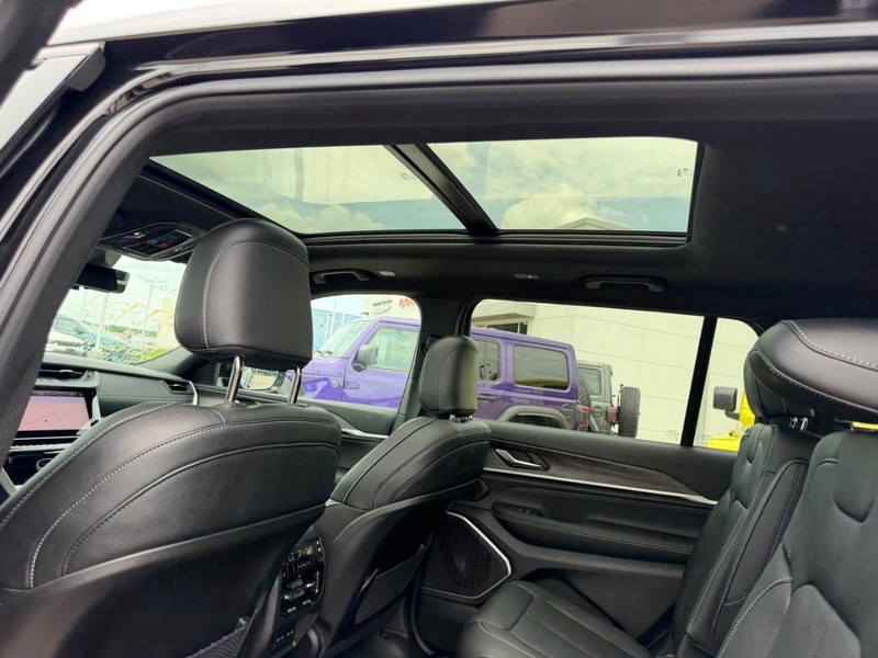 Jeep Grand Cherokee L Vehicle Full-screen Gallery Image 11