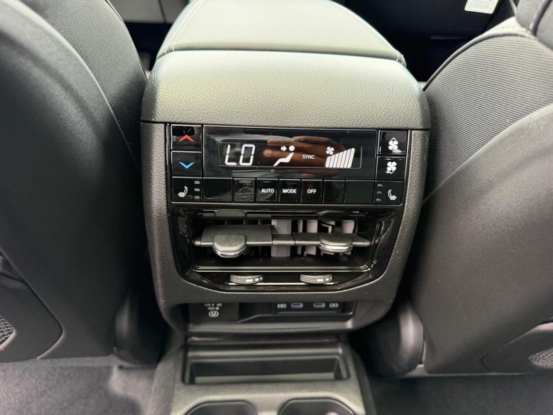 Jeep Grand Cherokee L Vehicle Full-screen Gallery Image 12