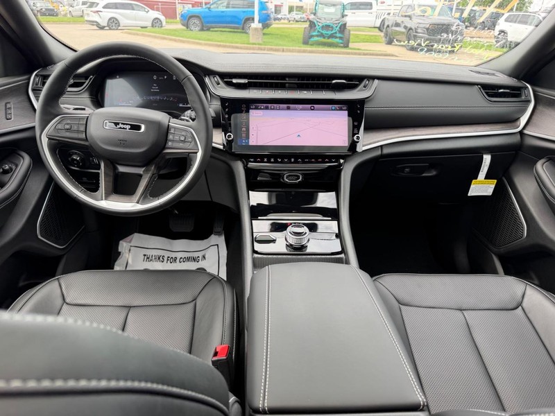Jeep Grand Cherokee L Vehicle Full-screen Gallery Image 13