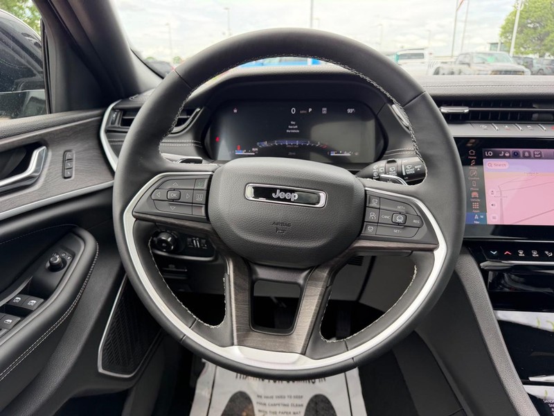 Jeep Grand Cherokee L Vehicle Full-screen Gallery Image 14