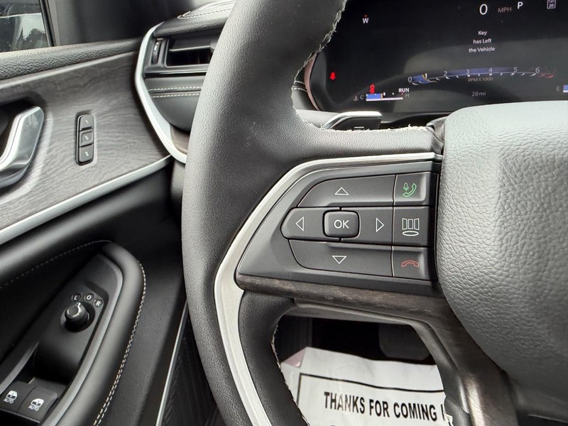 Jeep Grand Cherokee L Vehicle Full-screen Gallery Image 15