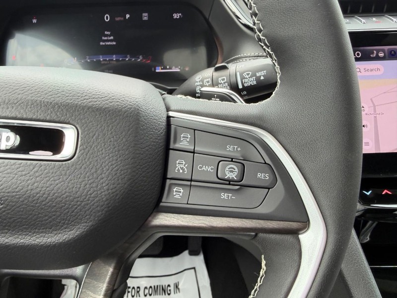 Jeep Grand Cherokee L Vehicle Full-screen Gallery Image 16