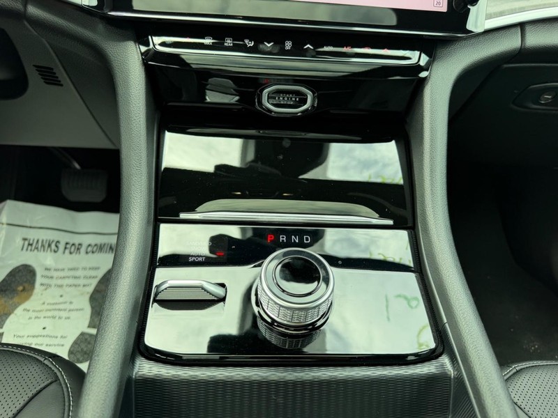 Jeep Grand Cherokee L Vehicle Full-screen Gallery Image 19