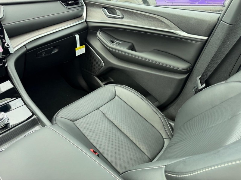 Jeep Grand Cherokee L Vehicle Full-screen Gallery Image 20