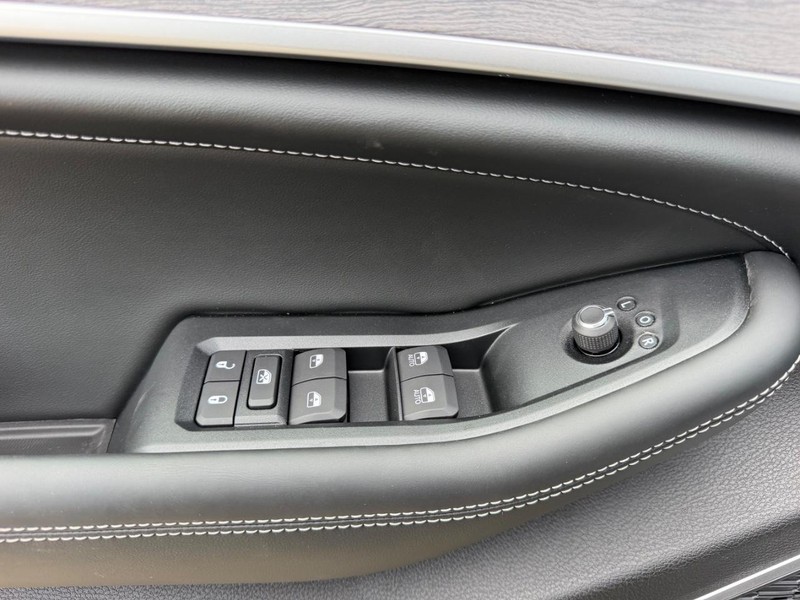 Jeep Grand Cherokee L Vehicle Full-screen Gallery Image 21
