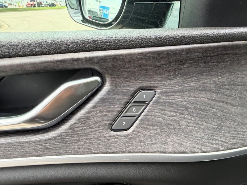 Jeep Grand Cherokee L Vehicle Full-screen Gallery Image 22