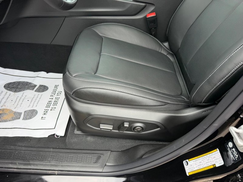 Jeep Grand Cherokee L Vehicle Full-screen Gallery Image 23