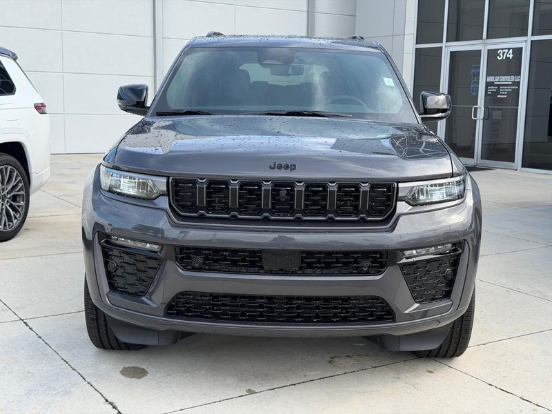 Jeep Grand Cherokee L Vehicle Full-screen Gallery Image 2
