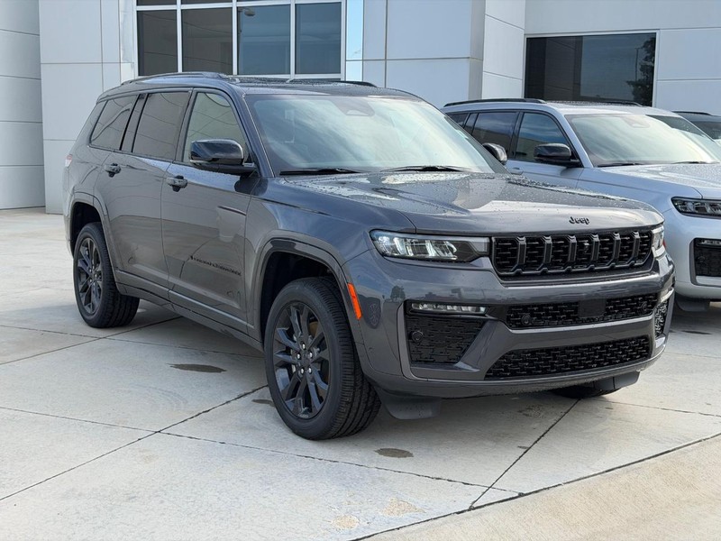 Jeep Grand Cherokee L Vehicle Full-screen Gallery Image 3