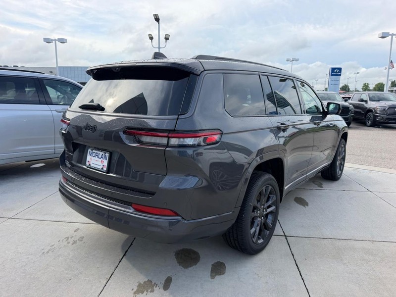 Jeep Grand Cherokee L Vehicle Full-screen Gallery Image 4