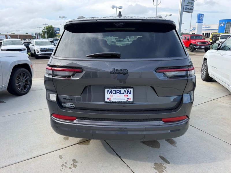 Jeep Grand Cherokee L Vehicle Full-screen Gallery Image 5
