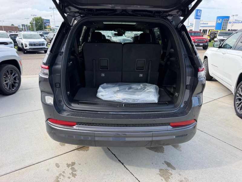 Jeep Grand Cherokee L Vehicle Full-screen Gallery Image 6