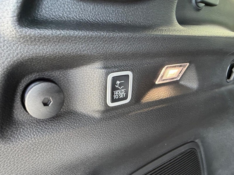 Jeep Grand Cherokee L Vehicle Full-screen Gallery Image 7