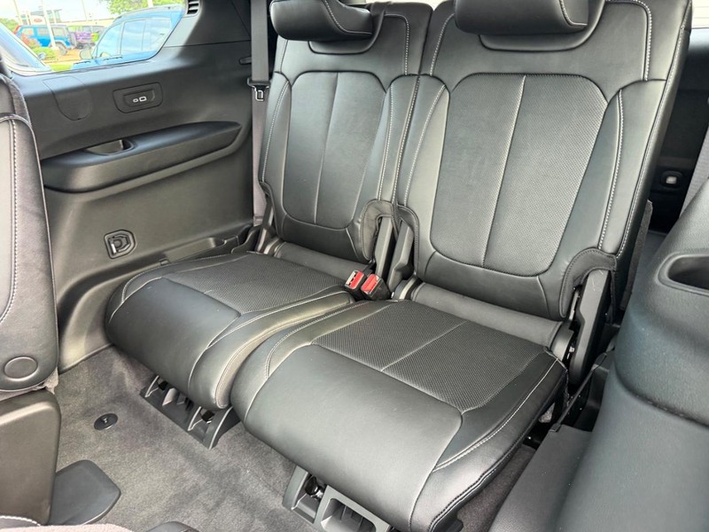 Jeep Grand Cherokee L Vehicle Full-screen Gallery Image 9