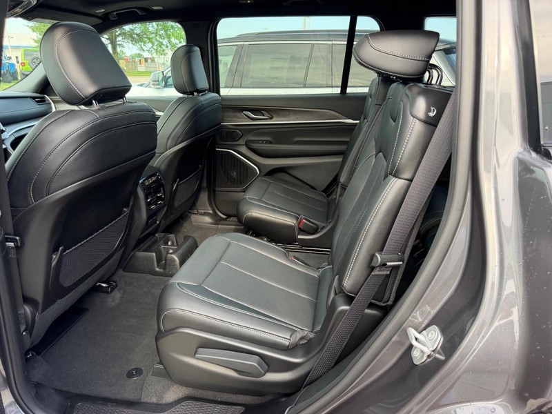 Jeep Grand Cherokee L Vehicle Full-screen Gallery Image 10