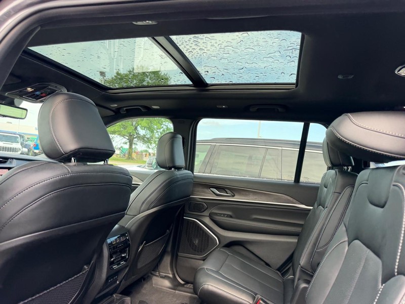 Jeep Grand Cherokee L Vehicle Full-screen Gallery Image 11