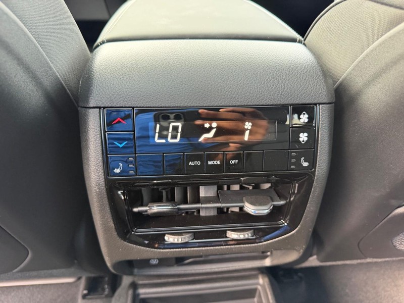 Jeep Grand Cherokee L Vehicle Full-screen Gallery Image 12