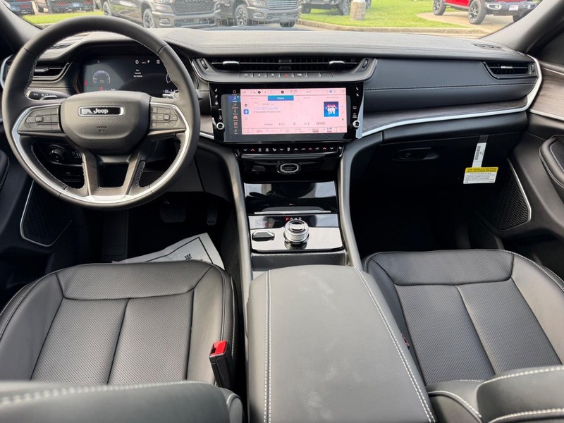Jeep Grand Cherokee L Vehicle Full-screen Gallery Image 13