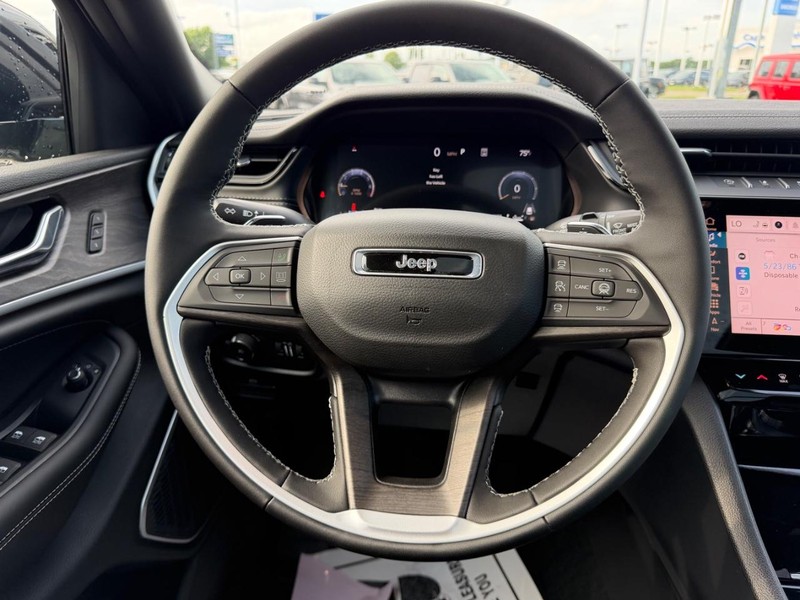 Jeep Grand Cherokee L Vehicle Full-screen Gallery Image 14