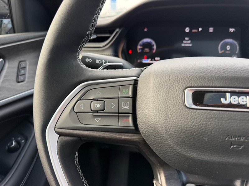 Jeep Grand Cherokee L Vehicle Full-screen Gallery Image 15
