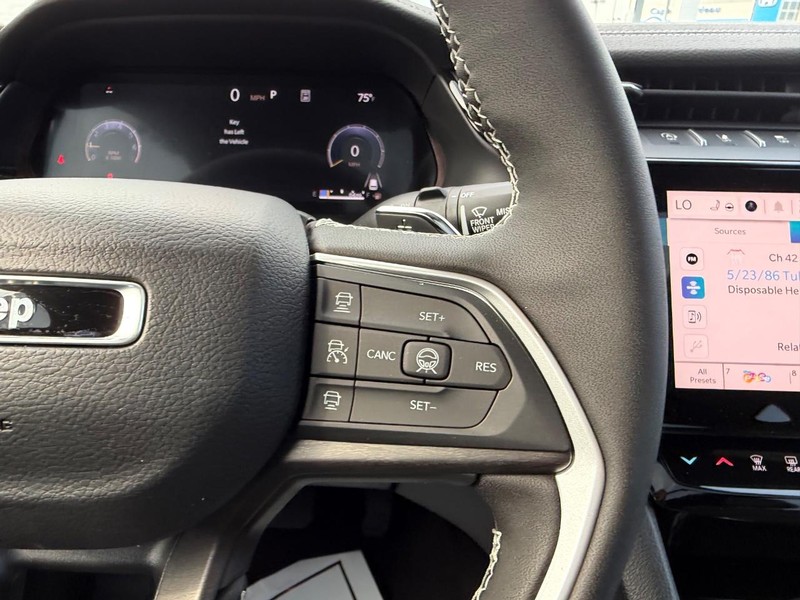 Jeep Grand Cherokee L Vehicle Full-screen Gallery Image 16